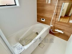 1日の疲れを癒すくつろぎのバスルーム。足を伸ばしてもゆったりと入れるサイズです。お子様と一緒にお風呂に入っても狭くないですね＾＾