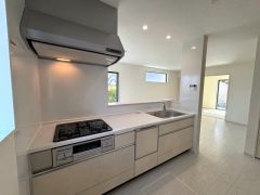収納も、作業スペースも広々と設けられた使いやすいシステムキッチンです＾＾カウンターキッチンなので、ご家族と会話をしながら楽しくお料理ができます＾＾