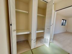 和室にも枕棚付きの大容量収納を完備。