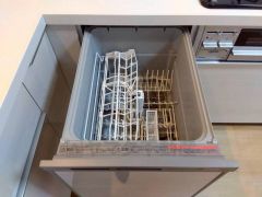 炊事時間を大幅に短縮できる食器洗浄乾燥機付き＾＾食器を洗う手間が減るので家族とのコミュニケーションの時間や自分の時間が増えますね。