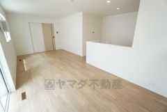 窓から光が差し込む明るいダイニングです＾＾