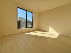 バルコニーに面した陽当たりの良い洋室です＾＾