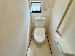 1階2階の2ヶ所にトイレがので、忙しい朝にも家族に気を使わず、ゆとりが生まれますね＾＾小窓付きで換気する時に便利です＾＾