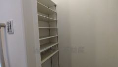 ベビーカーや泥のついたおもちゃをしまうのに便利なスペースです。玄関周りをスッキリさせることが出来ます＾＾