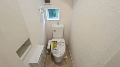 ウォシュレット付きトイレです。1階2階の2ヶ所にトイレがあるので、忙しい朝にもゆとりができますね＾＾ 温水洗浄便座リモコン付き。