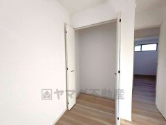 大きめのクローゼットがついた使いやすい洋室です。