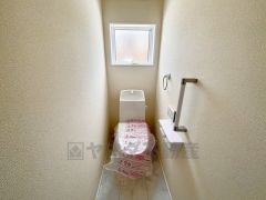 ウォシュレット付きトイレです。1階2階の2ヶ所にトイレがあるので、忙しい朝にもゆとりができますね＾＾ 温水洗浄便座リモコン付き。