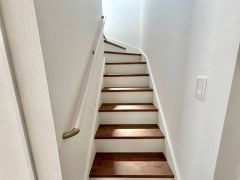 踏み場の広い手摺付き階段です。勾配も緩やかに設計されており、高齢の方でも安心できますね＾＾