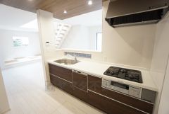 収納も、作業スペースも広々と設けられた使いやすいシステムキッチンです＾＾カウンターキッチンなので、ご家族と会話をしながら楽しくお料理ができます＾＾