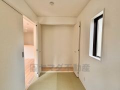 リビングは隣接の和室を合わせると18帖以上の開放感あふれる空間です。