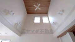 吹き向けからの採光で明るい開放的な空間を演出。 リビングは天井高くして開放感をプラスした折り上げ天井を採用