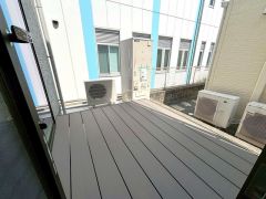 陽当たりの良いウッドデッキ付き＾＾ お子様の遊び場やガーデニング、くつろぎ空間としても活躍します＾＾