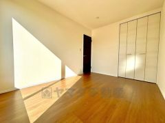 大きめのWICがついた使いやすい7.5帖の洋室です。