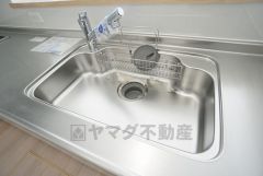 広々とした凸型シンクに洗剤ポケットを標準装備。大きなお鍋など洗いやすいです。