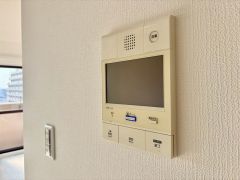 防犯性、セキュリティ対策に安心できるテレビモニター付きインターフォンです。セールスマン対策にもなり安心できます。