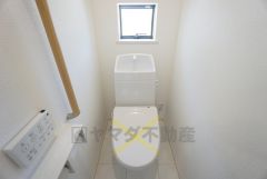 温水洗浄機付トイレです。トイレは2ヶ所設けられているので、来客時にも気兼ねなく使えますね。小窓付きで換気も出来ます。