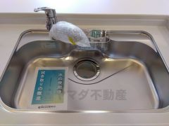 キッチンシンクは洗剤やスポンジを収納出来るラック付き。広さも確保しているので、大きなお鍋も洗いやすいですね。