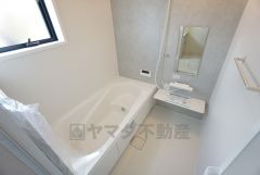 1日の疲れを癒すくつろぎのバスルーム。足を伸ばしてもゆったりと入れるサイズです。お子様と一緒にお風呂に入っても狭くないですね^^