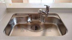 大きなお鍋も楽々洗える幅の広いシンクです＾＾ステンレスシンクなので簡単にお掃除できますよ。洗剤やスポンジもすっきりできる収納付き。