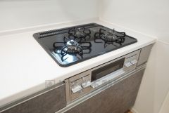 3種類の料理が同時に調理できる、3口ガスコンロ。忙しい夕食の支度時間が短縮できて効率よくお料理が楽しめます。