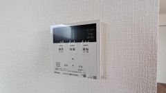 キッチン横からお湯張り、追い炊き、温度調節がボタンで楽々操作できる給湯器リモコンです＾＾忙しい夕飯の準備の時間帯に重宝しますね。
