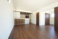 家族が集まる開放的なリビング。思い思いの時間を過ごしたり食事をしたり、素敵な団らんの場になりますね。