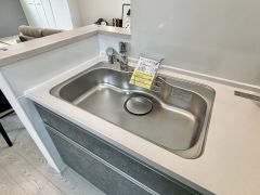 大きなお鍋も楽々洗える幅の広いシンクです＾＾ステンレスシンクなので簡単にお掃除できますよ。洗剤やスポンジもすっきりできる収納付き。