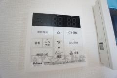 キッチン横から温度調節など楽々操作できる給湯器リモコンです＾＾忙しい夕飯の準備の時間帯に重宝しますね。