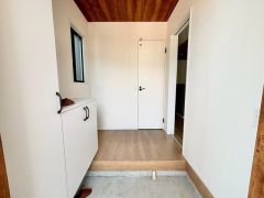 玄関扉から光の差し込む明るい玄関です。 天井のおしゃれなクロスがアクセントです＾＾