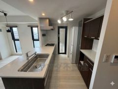 対面キッチンカップボード付きで収納充実。勝手口付きで換気やゴミ出しも便利な使いやすい空間です。