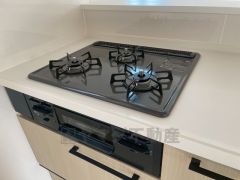同時にたくさんの料理が調理できる3口コンロ。長時間熱を通しておきたい煮込み料理を作りながら、炒め物など同時進行で進められます。