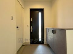 たっぷり収納できるシューズボックスです。家族全員の靴がきれいに整頓できます。棚の上にお花や写真を飾っても良いですね。