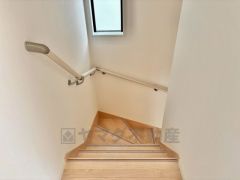 日中でも暗くなりがちな階段には、小窓を配置し採光も考えられたつくり＾＾手摺付きなので安全に上り下りできますね＾＾