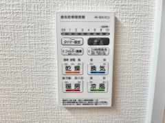 浴室暖房乾燥機には、暖房、乾燥、涼風、換気の4つの機能が付いています。タイマー付きです。換気・雨の日の洗濯も安心です＾＾