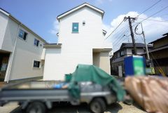 現地（2025年7月）撮影。左：1号棟　右：2号棟