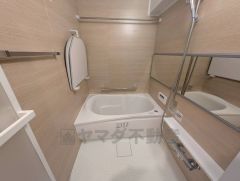 足を伸ばせる浴槽で毎日の疲れを癒しましょう。お子様と入っても十分ゆったりサイズです＾＾