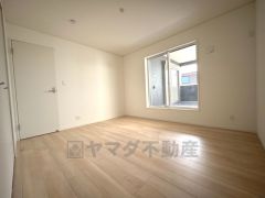 バルコニーに面していて日当たりがよく、寝室としての利用もおすすめです＾＾ 家具を選ばないナチュラルなフローリングとシンプルなクロスです＾＾