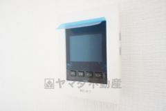 防犯性もばっちり、TVモニター付きインターホン完備。大きなモニターで玄関先を確認できます。録画機能が付いているので不在時の訪問者も確認できて安心です＾＾