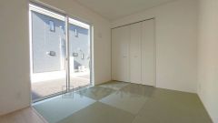 リビングに隣接した和室です。 段はリビングとつなげて開放的なスペースとして。来客時には客間としてお使いいただけます。