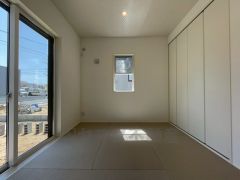リビング横の和室は、思い切りお子様が遊べるキッズスペースに。柔らかい畳の上なら、お子様が転んでも怪我をしにくく安心です。