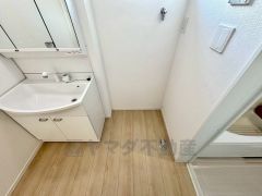 洗面台、洗濯機置き場、バスルームが連なっている、生活導線の考えられた作りになっています。