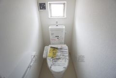 温水洗浄機付トイレです。トイレは2ヶ所設けられているので、来客時にも気兼ねなく使えますね。小窓付きで換気も出来ます。