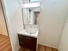 三面鏡裏収納付き洗面化粧台です＾＾ 歯磨きセットやスキンケア用品などの収納に便利ですね。 生活感も隠すことができ、来客時にも安心です。