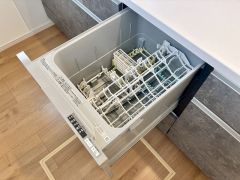 炊事時間を大幅に短縮できる食器洗浄乾燥機付き＾＾食器を洗う手間が減るので家族とのコミュニケーションの時間や自分の時間が増えますね。