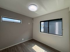 2面採光を確保した明るい室内＾＾机やベッドを置いても広々とした空間です＾＾子供部屋としての利用もおすすめ。