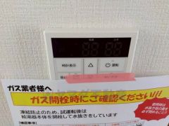 キッチン横からお湯張り、追い炊き、足し湯がボタン一つで楽々操作できる給湯機リモコンです＾＾忙しい夕飯の準備の時間帯に重宝しますね。
