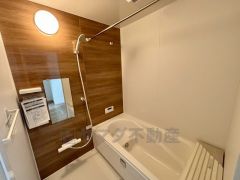 1日の疲れを癒すくつろぎのバスルーム。足を伸ばしてもゆったりと入れるサイズです。お子様と一緒にお風呂に入っても狭くないですね＾＾