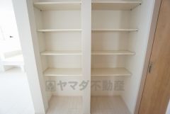 キッチン横可動棚式パントリー。食器やキッチン用品、食料品の保存に便利です＾＾