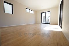 大きな窓のあるリビングは陽光あふれる明るい空間です。居心地良く、ご家族皆がゆったり寛げる憩いの空間となりそうです。