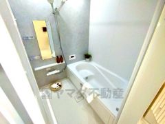 1日の疲れを癒すくつろぎのバスルーム。足を伸ばしてもゆったりと入れるサイズです。お子様と一緒にお風呂に入っても狭くないですね＾＾